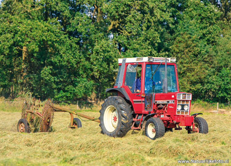 postcard tractor international 585 XL (0760)