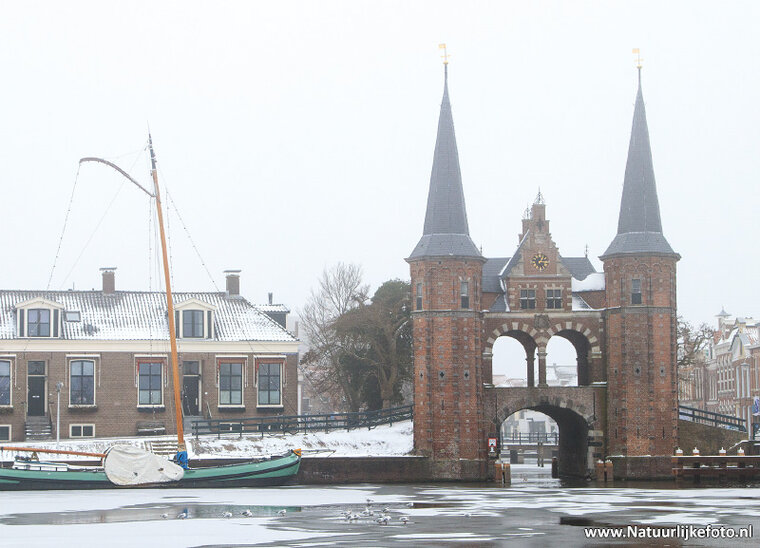 Waterpoort in de winter postcard - Sneek (0518)