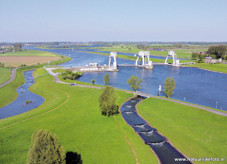Lock and weir complex postcard (0332)