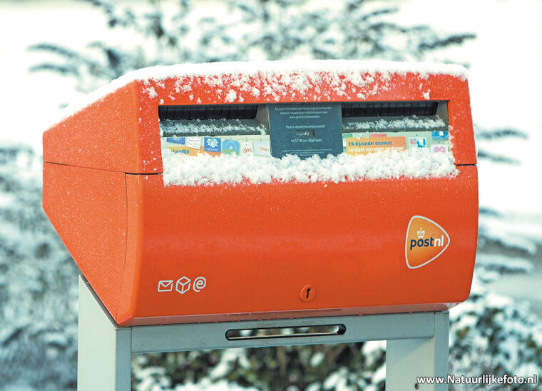 postcard Dutch mailbox in the snow (0356)