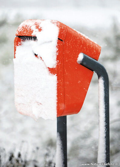 postcard Dutch mailbox in the snow (0223) postcard Dutch mailbox in the snow (0223)