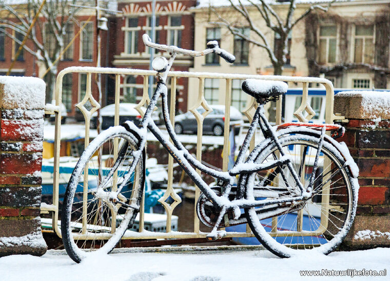 postcard bicycle in the snow