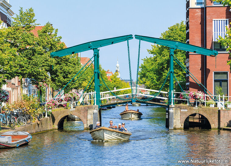 postcard Leiden - church bridge